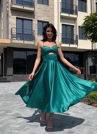 Максі сукня довга атласна вечірня святкова на випускний на бретелях без рукавів зелена смарагдова