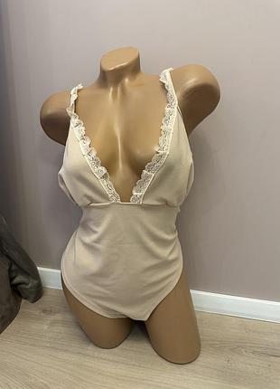 Боді бежеве однотонне на брителях з вирізом в зоні декольте якісне стильне трендове