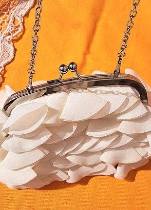 Кремовый грузовой клатч на ланцежке.