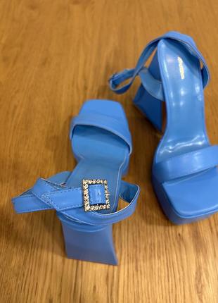 Шикарні босоніжки на товстому каблуці