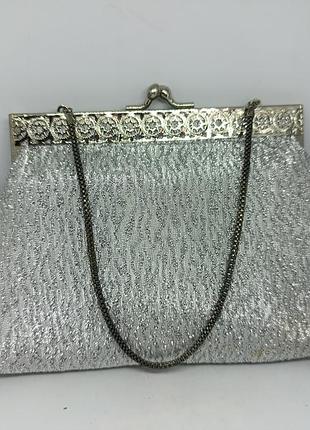 Серебристая сумочка на фермуаре