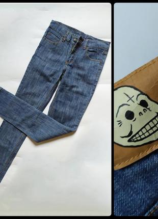 Чуть зауженные базовые джинсы cheap monday