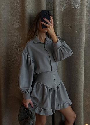 Трендовый льняной костюм с юбкой с воланами и рубашкой