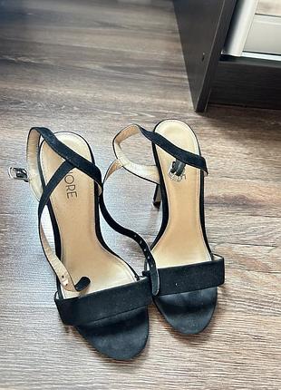 Босоніжки на шпильці