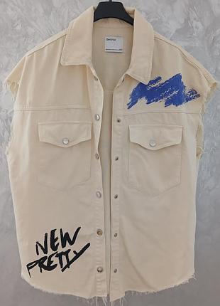 Стильная бежевая джинсовая рубашка bershka, размер m