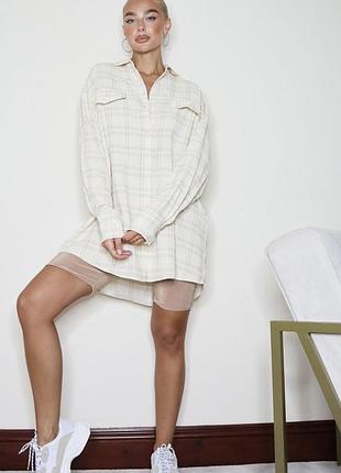 Оверсайз сорочка в клітинку кремового кольору prettylittlething