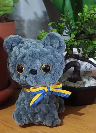 Котенок связан крючком из плюшевой пряжи