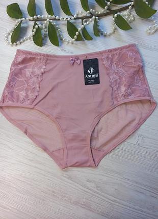 Гладкие трусики декорированы кружевом и с сеточкой на ягодичках 860