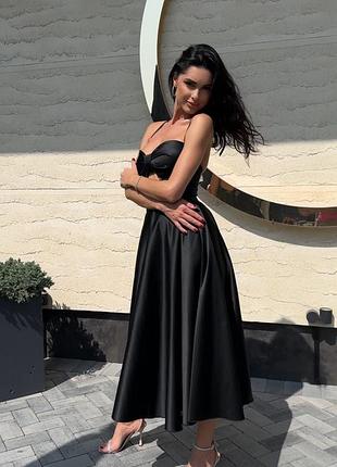 Максі сукня довга атласна вечірня святкова на випускний на бретелях без рукавів чорна сонце кльош