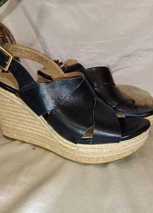 Босоніжки класичні чорні жіночі шкіряні в новому стані clarks