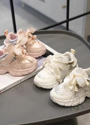 Гарні дитячі кросівки на дівчинку