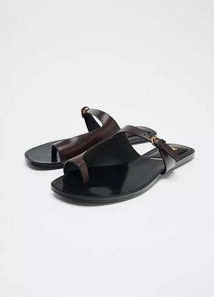 Асимметричные кожаные шлепанцы на низком ходу