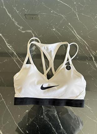 Топ спортивний nike