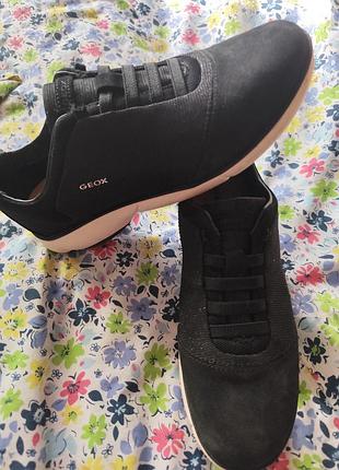 Фірмові кросівки