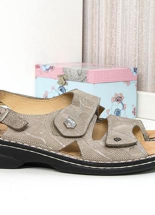 Босоножки кожаные finn comfort. натуральная кожа.