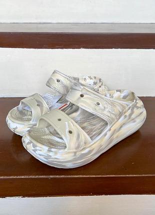 Крокс краш слайд шльопанці білі сандалі платформа classic crush marbled sandal bone/multi