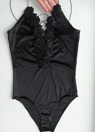 Чорне боді на тонких бретелях велюр з шнурівкою в зоні декольте/боді з v-декольте та мереживом