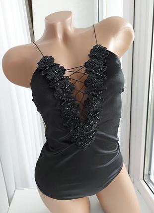 Чорне боді на тонких бретелях велюр з шнурівкою в зоні декольте/боді з v-декольте та мереживом