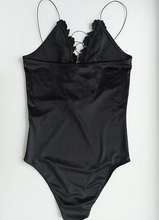 Чорне боді на тонких бретелях велюр з шнурівкою в зоні декольте/боді з v-декольте та мереживом