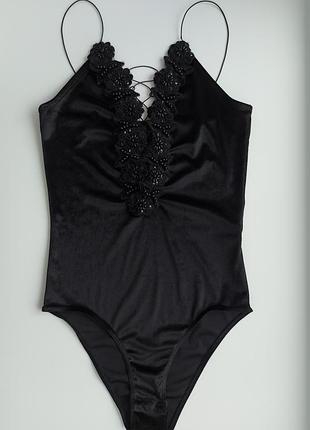 Чорне боді на тонких бретелях велюр з шнурівкою в зоні декольте/боді з v-декольте та мереживом