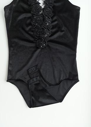 Чорне боді на тонких бретелях велюр з шнурівкою в зоні декольте/боді з v-декольте та мереживом