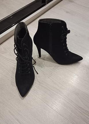 Ботильйони на шнурівці