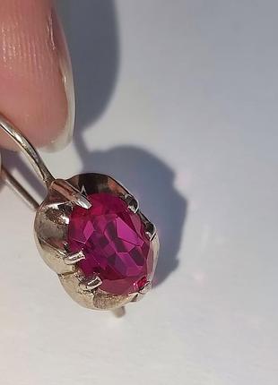 Серебряная серьга 875 пробы (позолота) с ярким корундом времен срстр
