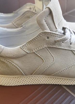 Кросівки від бренду