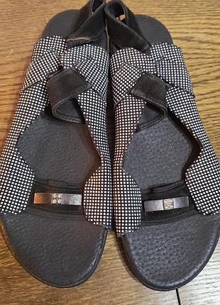 Нові босоніжки з натуральної шкіри