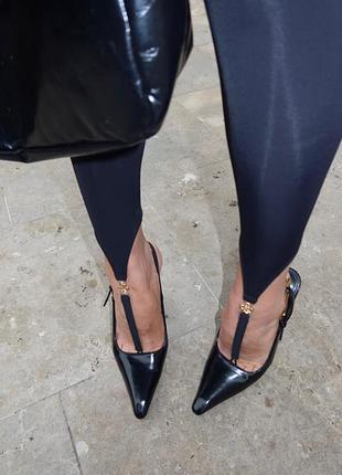 Черные эластичные леггинсы с высокой посадкой со штрипками через палец