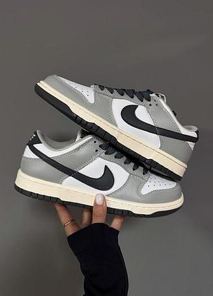 Стильні жіночі кросівки nike sb dunk low grey dark swoosh premium сірі білі з чорним