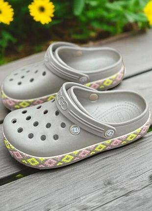 Яскраві, зручні крокси, крокс, сабо бежевого кольору з жовто-рожевим орнаментом