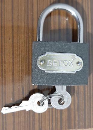 Маленький навесной замочек betox. есть автозакрытие.