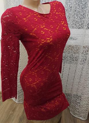 Очень красивое платье из красного гипюра