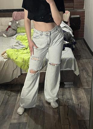 Жіночі широкі джинси з рваними колінами на високій посадці