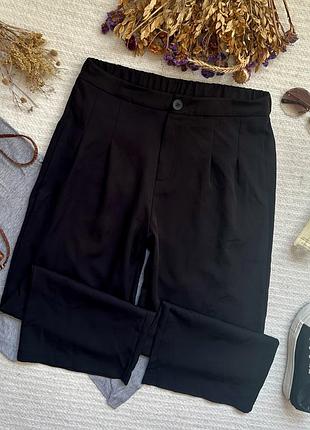 Базові легкі широкі прямі брюки з високою посадкою і резинкою в поясі чорного кольору