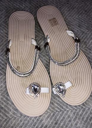 Босоніжки шльопанці шльопки з стразами босоножки шлёпки шлёпанцы со стразами