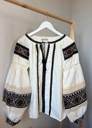 Якісна вишиванка на ґудзиках з мереживом