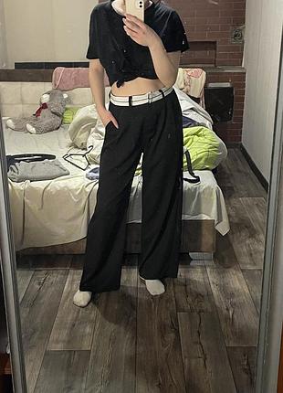 Жіночі брюки палаццо із акцентним білим поясом