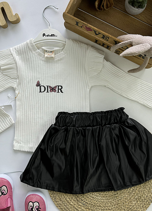 Костюм із спідницею білий