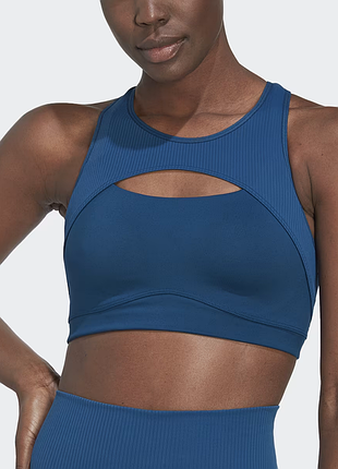 Эффектный спортивный топ от adidas для йоги и спорта