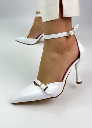 Туфлі з ремінцем з гострим носком на підборах лакові білі жіночі весна літо