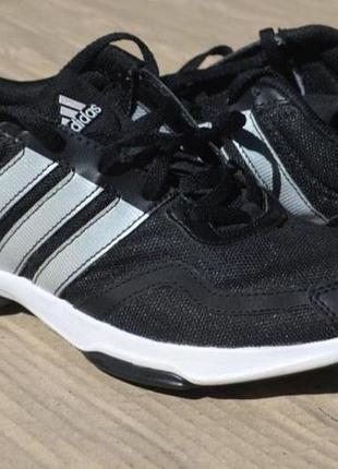 Оригінальні жіночі кросівки adidas