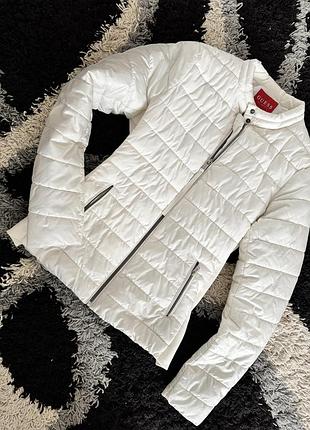 Белая куртка guess стиль