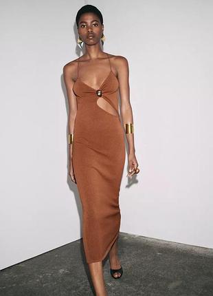 Трикотажное платье с вырезом
