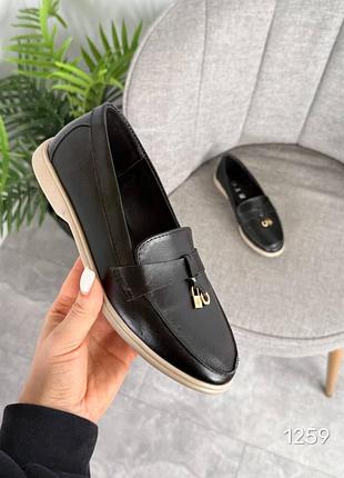 Натуральные кожаные лоферы в стиле бренда