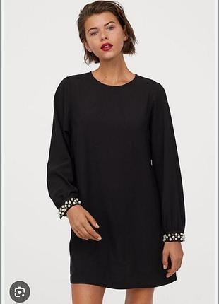 Платье с жемчужинками на рукавах