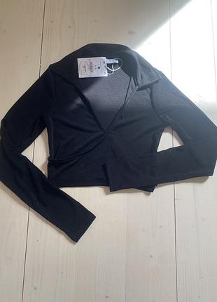 Чорний лонгслів від bershka