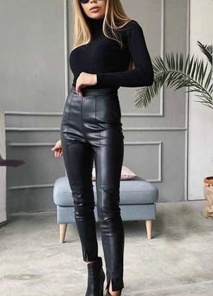 Код21 брюки з еко шкіри з швами і розрізом внизу