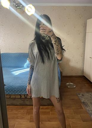 Футблка сукня трикотажна  оверсайз подовжена бавовняна з рваним воротом topshop